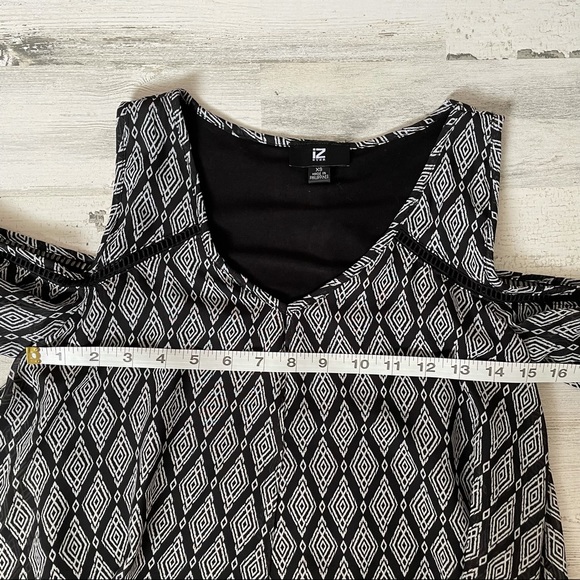 Off the Shoulder Flowy Blouse Size XS - Picture 10 of 12